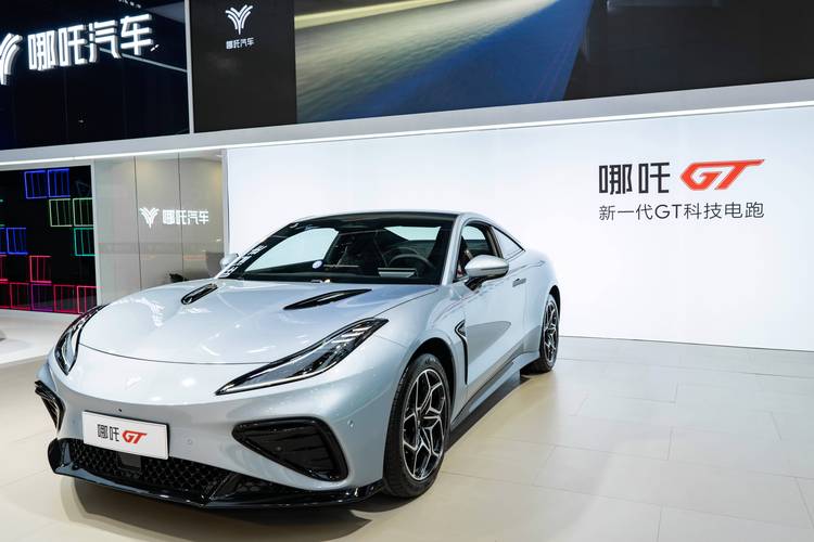 成都223哪吒汽车在智能汽车领域的表现，领途汽车在新能源汽车市场中的影响力